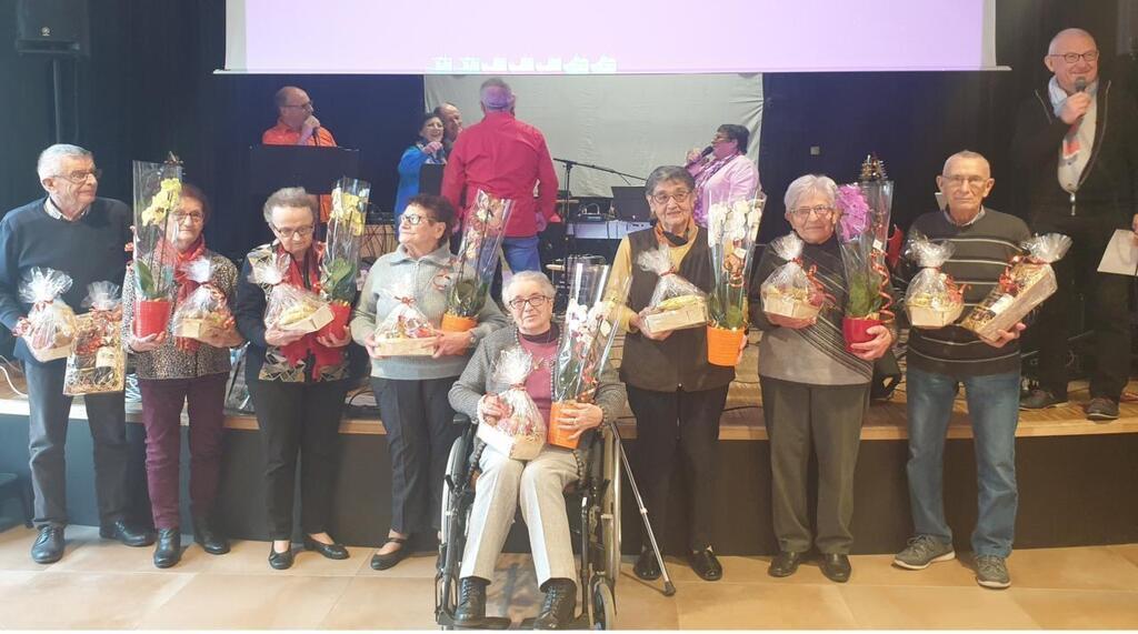 Saint Pierre Du Chemin Quatre Vingts Personnes Réunies Pour Le Goûter Des Aînés Les Sables D