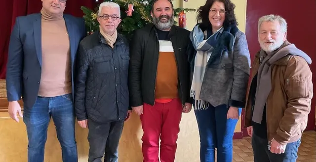 photo  les dirigeants du centre avec le maire, philippe bigot.  &copy;  ouest-france 