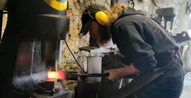 photo  aldhissla thorvaldson, ici avec son marteau-pilon, est le fondateur de la forge des lords.  &copy;  ouest-france 