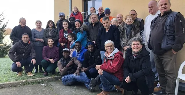 photo  photo de famille avec des compagnons d’emmaüs, des bénévoles et les deux coresponsables de la structure alençonnaise.  &copy;  ouest-france 