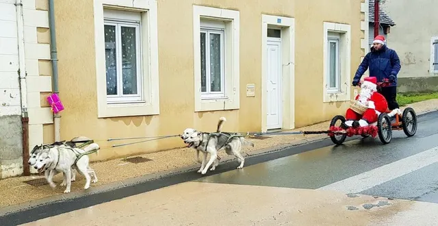photo  le père noël est arrivé avec ses chiens de traîneau.  &copy;  le maine libre 