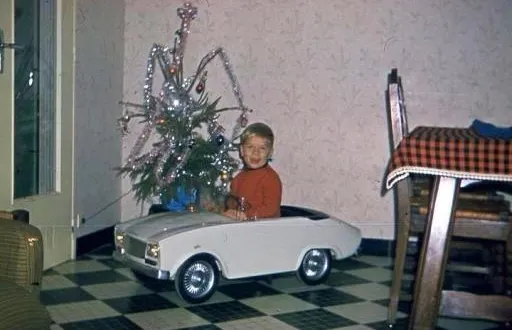 photo  yvon, le plus heureux des petits garçons dans sa voiture à pédale reçu à noël, au début des années 70.  &copy;  collection personnelle 