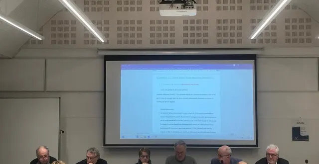 photo  dider bourban présente le budget prévisionnel 2023.  &copy;  ouest-france 