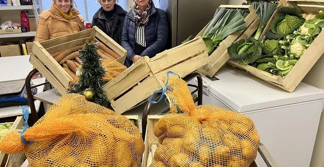 photo  martine georget, adjointe au maire, en charge du ccas de val-au-perche, livre des légumes frais à l’association solidarité notre-dame pour la confection des colis de noël.  &copy;  crédit : val-au-perche 