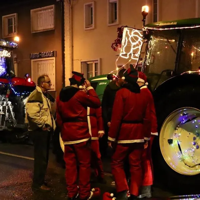 photo les pères noël ont pris place sur les tracteurs.  ©  ouest-france
