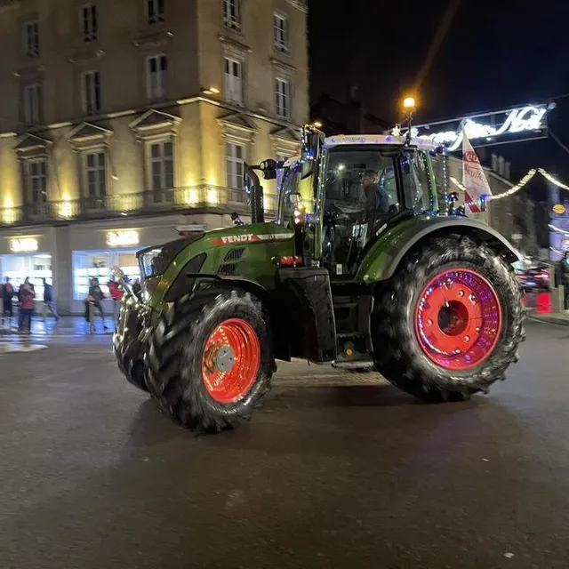 photo de nombreuses familles attendaient le passage des tracteurs, à alençon.  ©  ouest-france