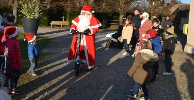 photo  le père noël a voulu être à la mode, ne venant pas en luge et testant la trottinette électrique. très attendu, comme il ne faisait pas chaud, il a invité la quarantaine de jeunes qui l’attendaient à le suivre à la salle beausoleil où un goûter a été partagé après que les enfants de moins de 12 ans aient reçu des cadeaux. le maire a félicité le comité des fêtes pour son travail.  &copy;  ouest-france 
