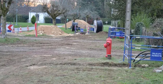 photo  l’enfouissement des réseaux se fait en bordure des voies de circulation et ne gêne pas la conduite automobile  &copy;  ouest-france 