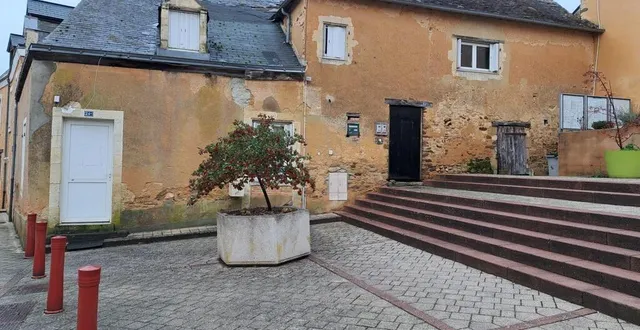 photo  l’aménagement de ce bâtiment mitoyen de la mairie a été validé. il comprendra une salle associative et un logement locatif.  &copy;  ouest-france 