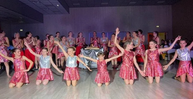 photo  vingt-six danseuses du groupe arthezéen clin d’œil ont présenté huit chorégraphies devant 200 personnes.  &copy;  le maine libre 