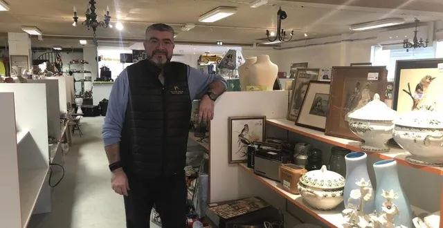 photo  christophe molitor est le gérant du magasin « au vide grenier » qui a ouvert le 1er décembre 2022 à saint-georges-des-groseillers, dans l’orne.  &copy;  ouest-france 