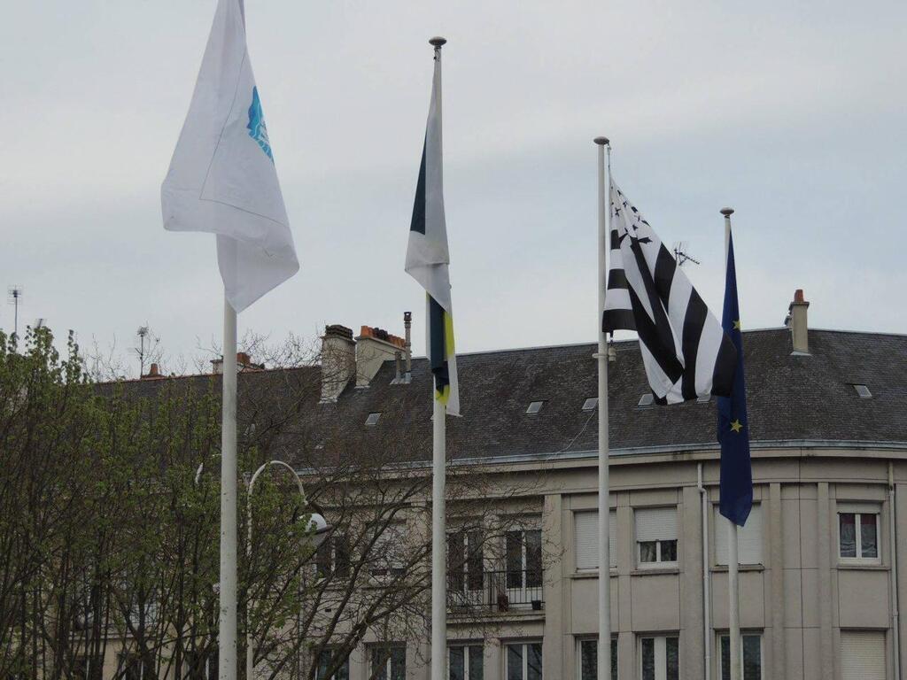 Loire-Atlantique : un maire dénoncé pour un drapeau breton mal placé