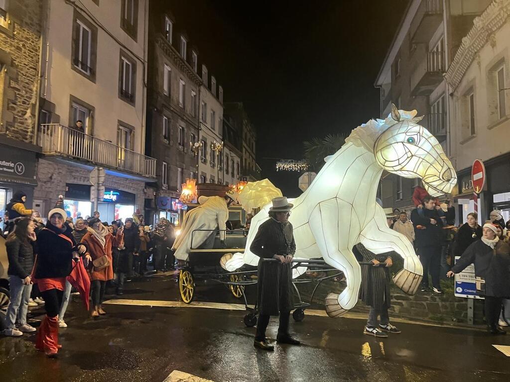 EN IMAGES. À Granville, la parade de Noël illumine le public