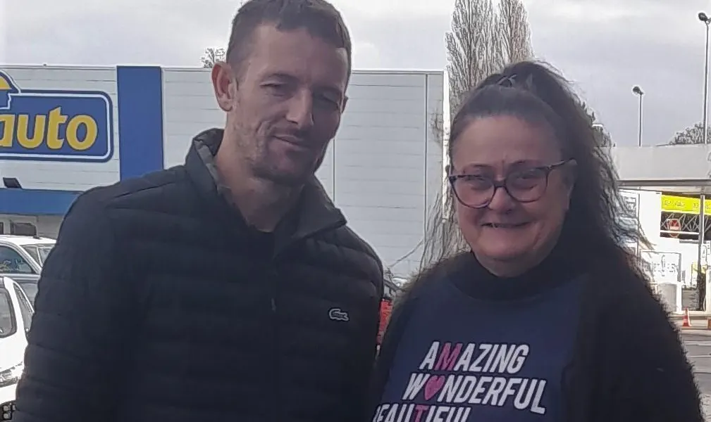 Elle perd le cadeau de Noël pour sa maman, un inconnu lui offre 200