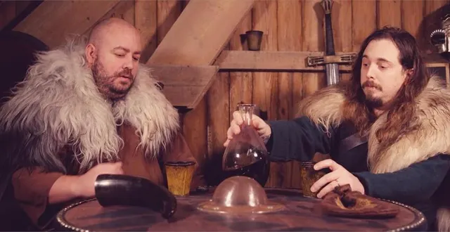 photo  quentin defrancq dit robert de havrefer (à gauche) et thomas turland dit amaury de la tour (à droite) poursuivent les aventures de la websérie smaragdil.  &copy;  capture d’écran youtube/dragon d’émeraude 