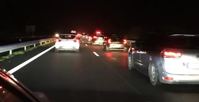 photo  la circulation était très perturbée sur l’a11 ce vendredi 23 décembre 2022.  &copy;  le maine libre 