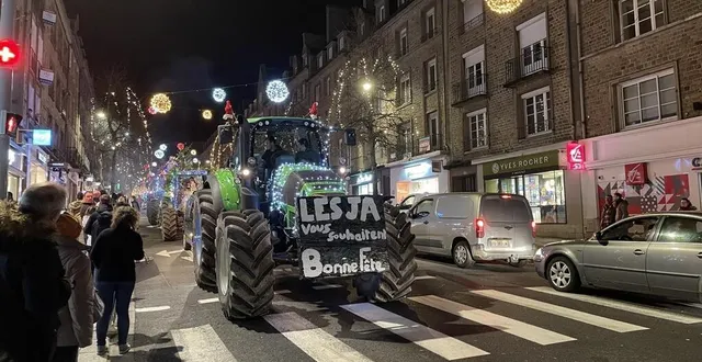 photo  une quinzaine de tracteurs parés de décorations de noël ont défilé dans le centre-ville de flers, dans l’orne, ce vendredi 23 décembre 2022.  &copy;  ouest-france 
