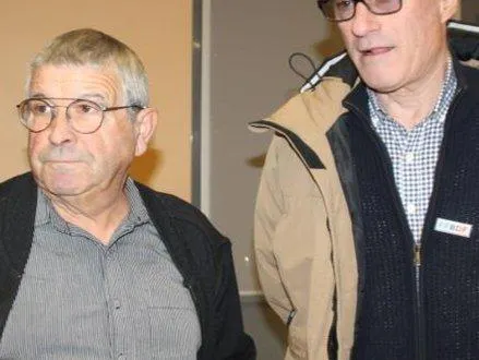 photo  yves ouvrard (à g.) avec philippe guémard le président fédéral.  &copy;  le maine libre 