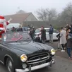 photo  à saint-calez-en-saosnois, le père noël est arrivé dans un vieux cabriolet « 403 » peugeot décapotable. 