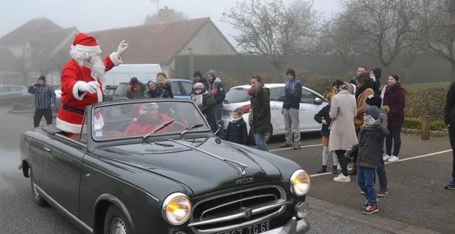 photo  à saint-calez-en-saosnois, le père noël est arrivé dans un vieux cabriolet « 403 » peugeot décapotable.  &copy;  archives ouest-france 