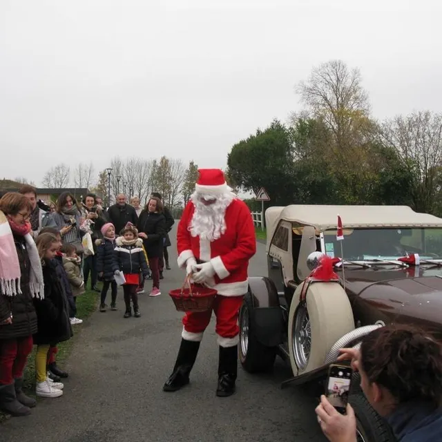 photo le père noël est arrivé en excalibur « 76 » le 4 décembre à trangé.  ©  ouest-france