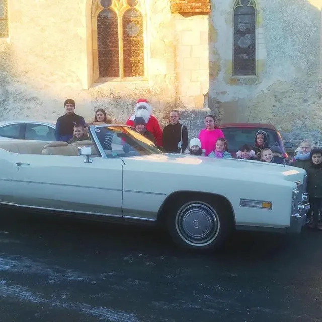 photo pas frileux, le père noël et arrivé en cabriolet cadillac à contilly.  ©  ouest-france