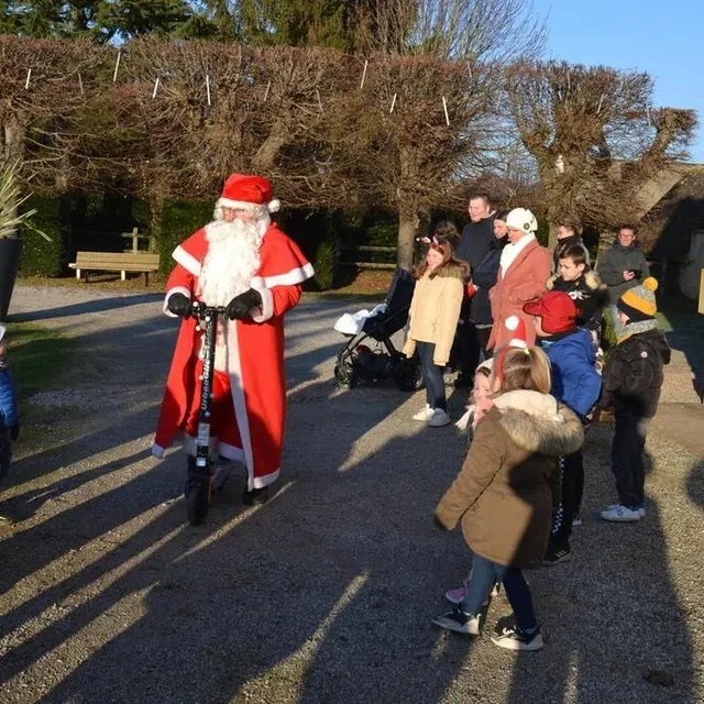 photo le père noël a voulu être à la mode en testant la patinette électrique.  ©  ouest-france