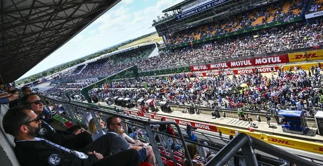photo  dans les tribunes comme dans les enceintes générales, le centenaire des 24 heures du mans affiche complet.  &copy;  archives le maine libre – denis lambert 