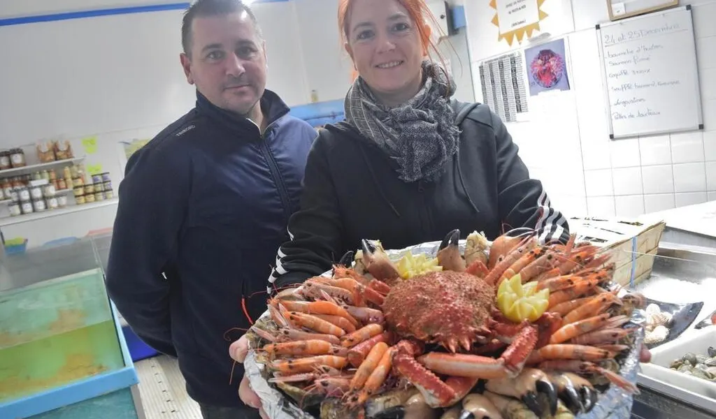 À la poissonnerie de Carhaix, on prépare les plateaux de fruits de mer