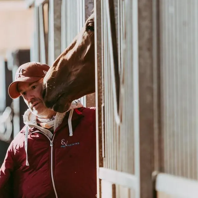 photo éric ventrou s’occupe en permanence d’une trentaine de jeunes galopeurs.  ©  zuzanna lupa.