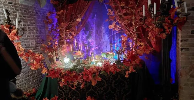 photo  le repaire de la bête invite les belles à s’approcher pour admirer sa table.  &copy;  ouest-france 