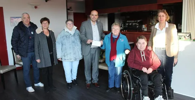 photo  pierrette brébion, présidente de l’association « opération bouchons 72 » (3e à droite), au côté de chancya étudiante à sainte-catherine.  &copy;  le maine libre 