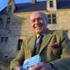 photo  victor scherrer devant le manoir de la perrine de cry à avoise qu’il avait acquis en 1989 puis restauré patiemment. 