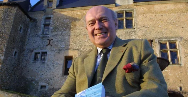 photo  victor scherrer devant le manoir de la perrine de cry à avoise qu’il avait acquis en 1989 puis restauré patiemment.  &copy;  archives ouest-france 