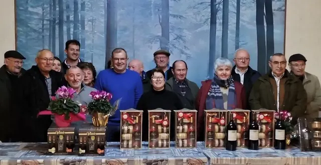 photo  les finalistes du challenge des invités avec les organisateurs.  &copy;  co 