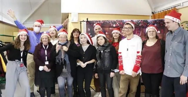 photo  repas de noël organisé par l’association les petits frères des pauvres à la maison pour tous.  &copy;  ouest-france 