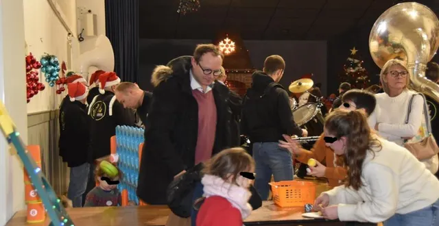 photo  petits et grands ont profité pleinement des jeux de l’ape avec en toile de fond les musiciens de l’harmonie.  &copy;  le maine libre 