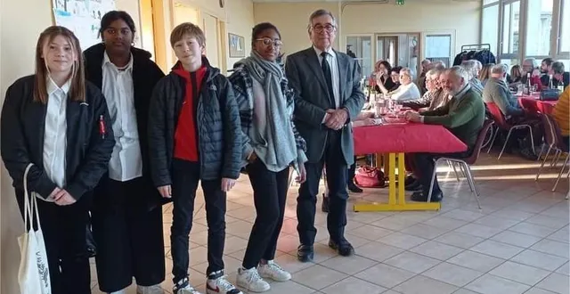 photo  manon, shinar, hugo, sébastina avec le maire de montreuil-le-henri alain chevallier (debout), lors du repas des anciens de montreuil-le-henri.  &copy;  le maine libre 
