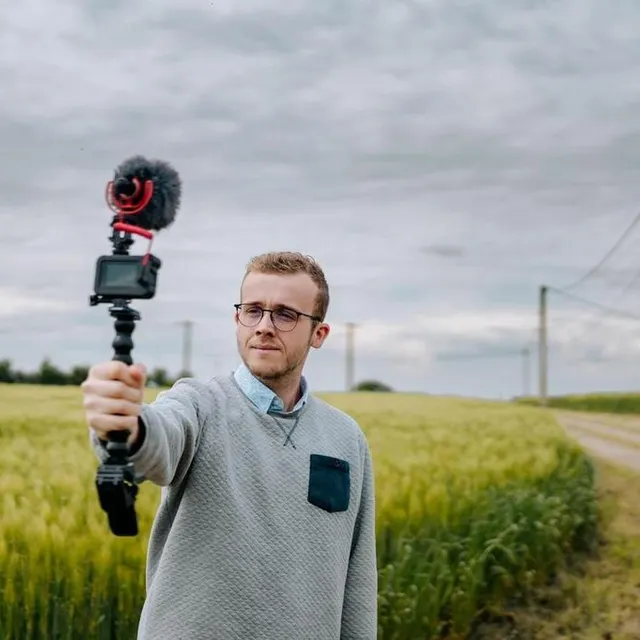 photo dylan, 23 ans, réalise des vidéos dans des exploitations agricoles.  ©  archives le maine libre – adèle jamonneau
