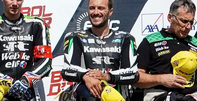 photo  étienne masson sur le podium du bol d’or 2022, en compagnie de gilles stafler, à droite et de florian marino, à gauche.  &copy;  arnaud despelchain 