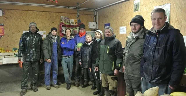 photo  une partie de l’équipe de salariés en insertion avec leurs encadrantes : virginie et sylvie (3e et 5e à gauche), qui gèrent les jardins de vaujoubert.  &copy;  ouest-france 