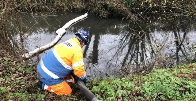 photo  en fin d’après-midi, mardi 27 décembre 2022, une société est intervenue pour pomper les hydrocarbures sur les eaux de surface.  &copy;  ouest-france 