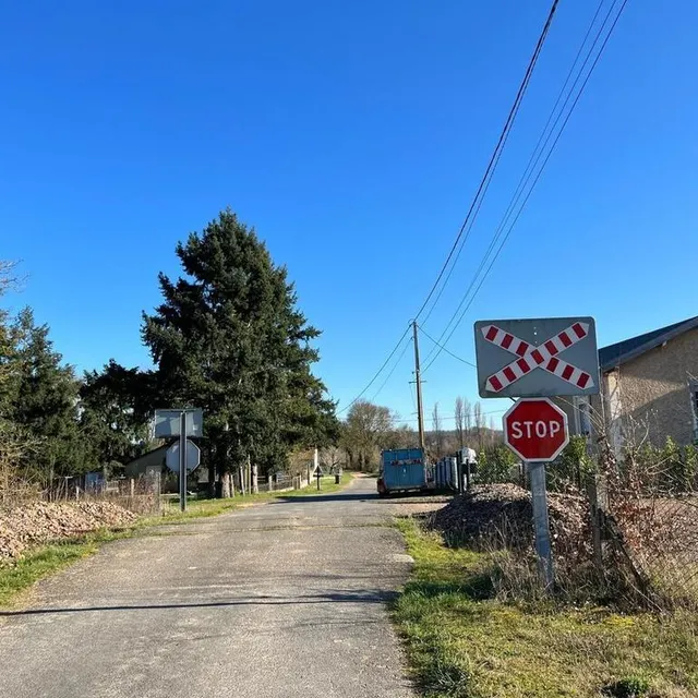 photo après la voie de chemin de fer, le parcours emprunte un chemin large.  ©  archives yanne boloh