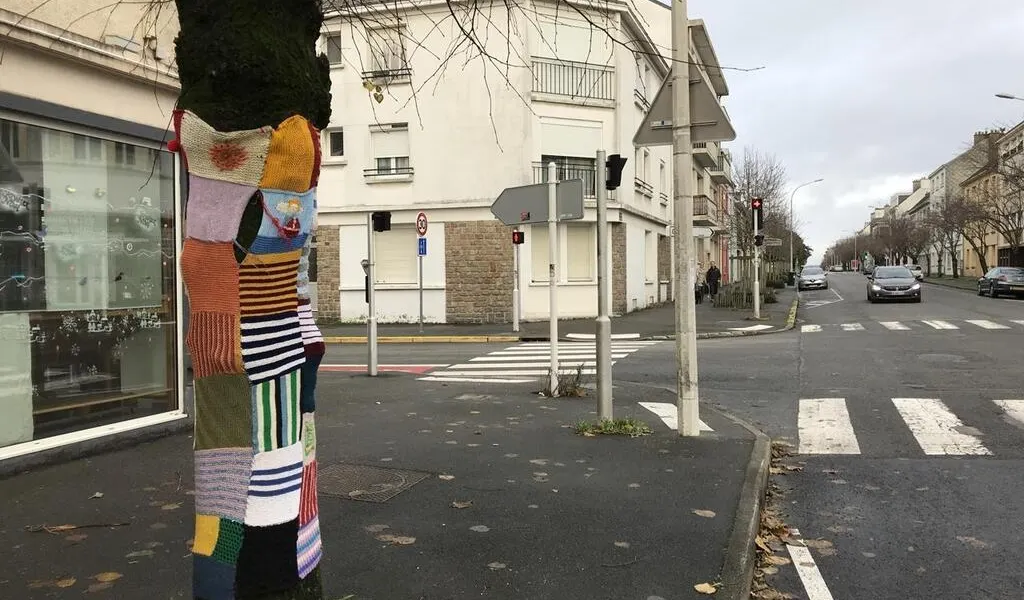 Le Yarn bombing, cet art urbain qui débarque dans les rues de Saint