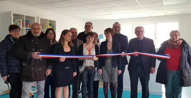 photo  les assistantes maternelles entourées des élus de saint-maixent lors de l’inauguration des locaux.  &copy;  le maine libre 