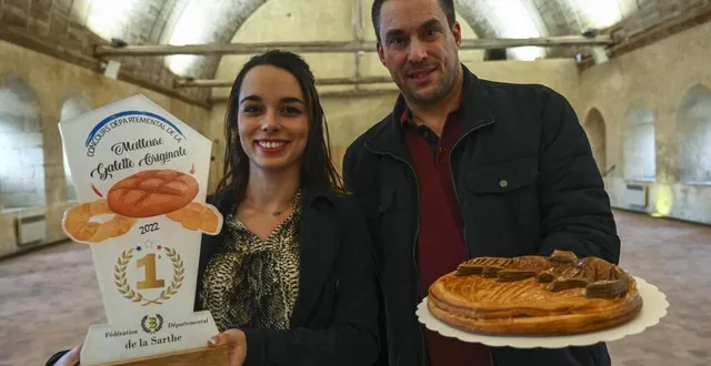 photo  vincent pineau et sa pâtissière emma, ont reçu le premier prix de la galette originale dans l’écrin de l’abbaye de l’epau.  &copy;  photo le maine libre – denis lambert 