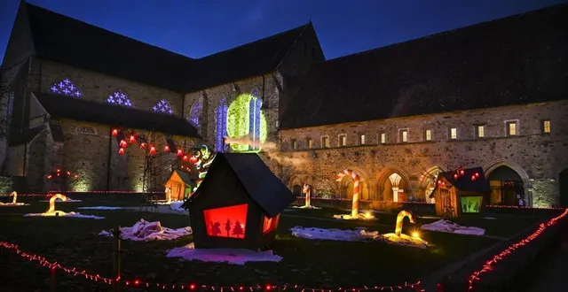 photo  les illuminations de l’abbaye de l’épau sont visibles jusqu’au 15 janvier 2023.  &copy;  denis lambert 
