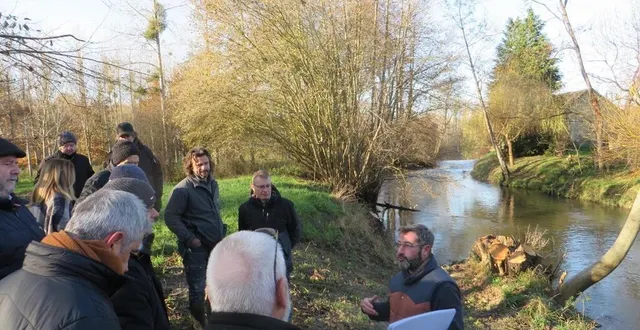 photo  emmanuel plessis a expliqué la démarche de restauration du lit de la rivière  &copy;  ouest-france 