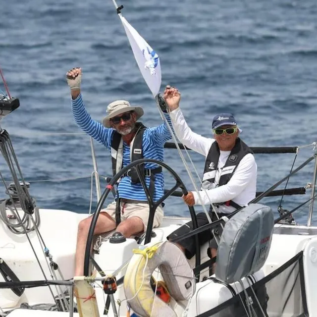 photo aux côtés d’antony durand, jacques amedeo a bouclé la course cap-martinique le 23 mai 2022. à quel âge ?  ©  dr