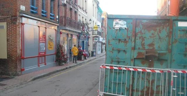 photo  des bennes à déchets gênent le stationnement face à la supérette de sap-en-auge (orne).  &copy;  ouest-france 